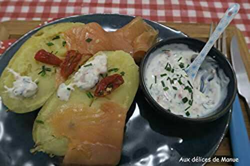 Pomme de terre au four , saumon fumé et fromage blanc à la ciboulette et aux tomates séchées 