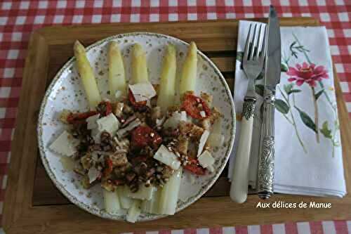 Asperges blanches aux croûtons, tomates séchées et parmesan à la vinaigrette au balsamique  