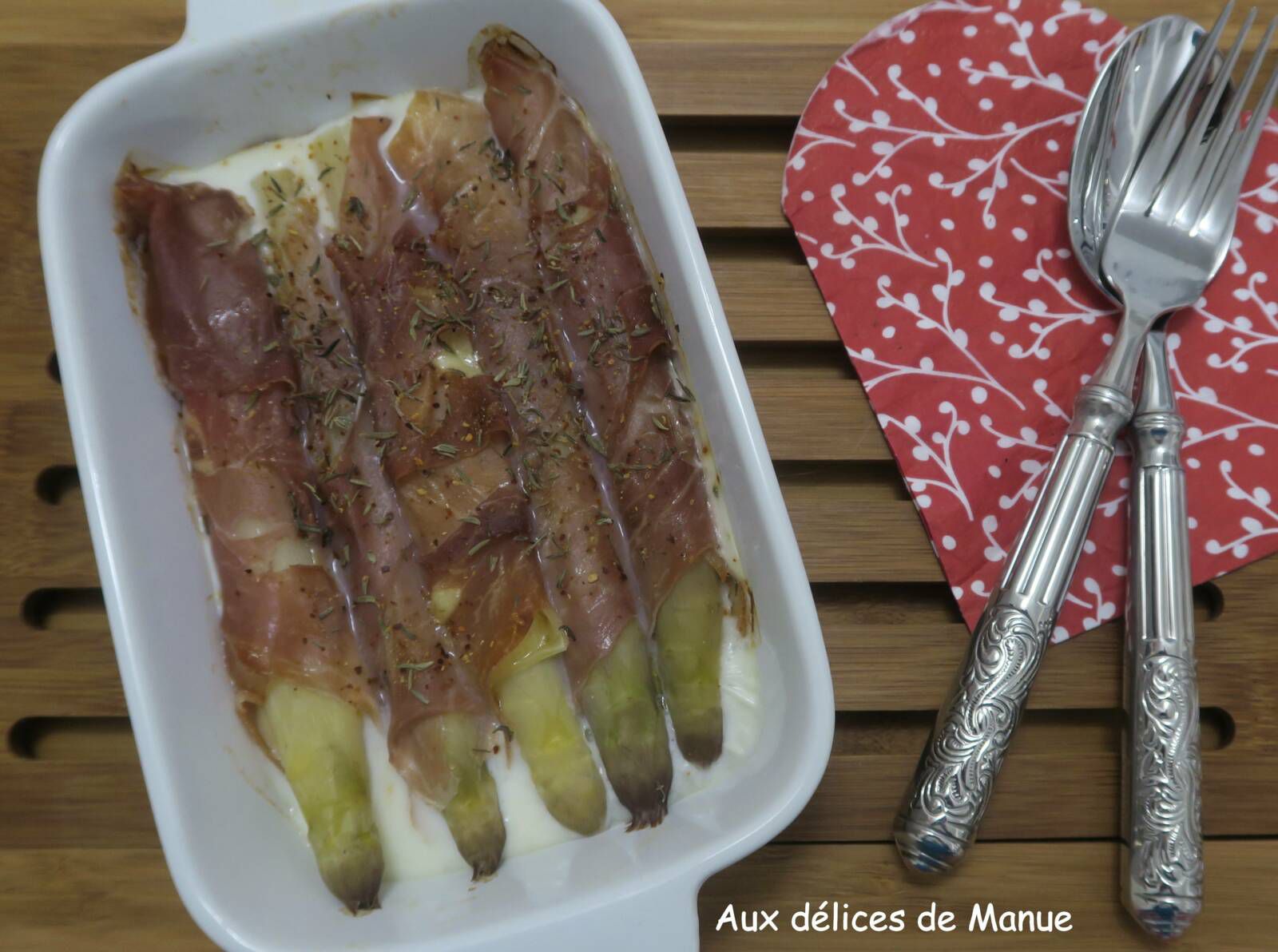 Asperges des Landes au jambon cru et comté sur lit de crème légère infusée 