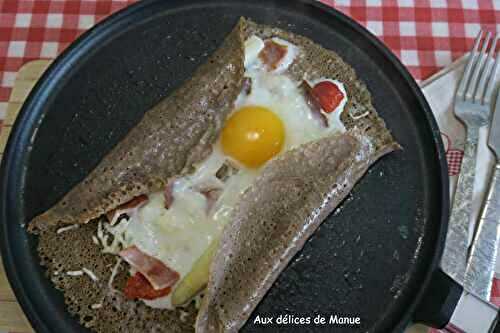 Crêpe/galette aux asperges, poitrine fumée, tomates séchées et œuf