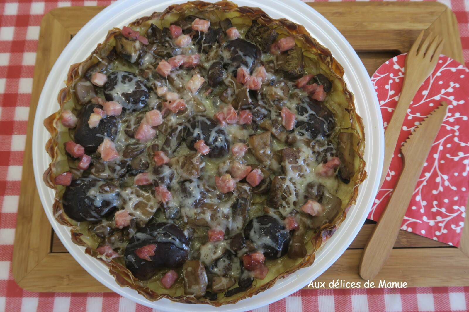 Tarte de pommes de terre aux champignons, poitrine fumée et cancoillotte 