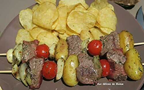 Brochettes de boeuf aux pommes de terre, tomates , oignon et ail à la plancha