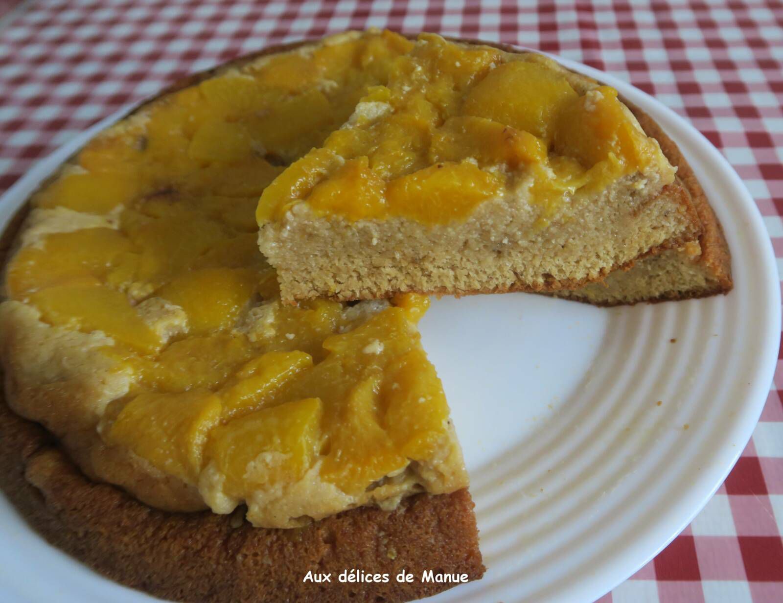 Gâteau aux pêches, amandes et lait concentré