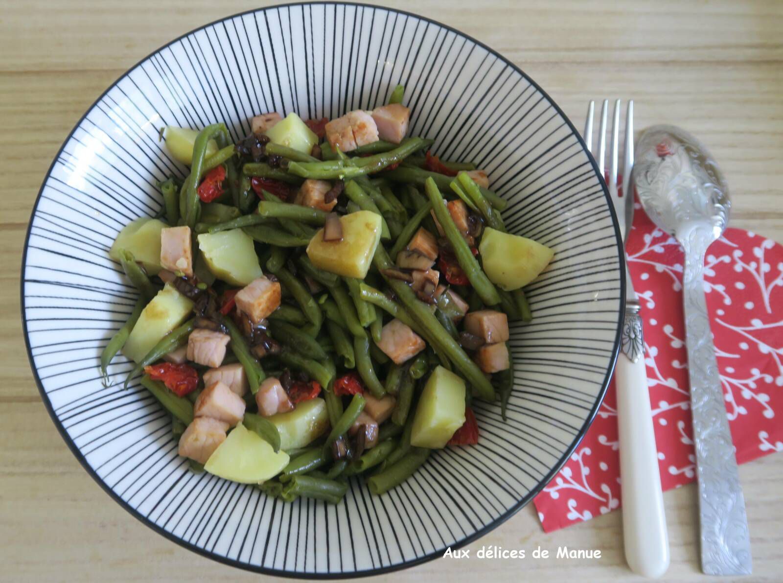 Salade d'haricots verts à la pomme de terre, tomates séchées et bacon grillé