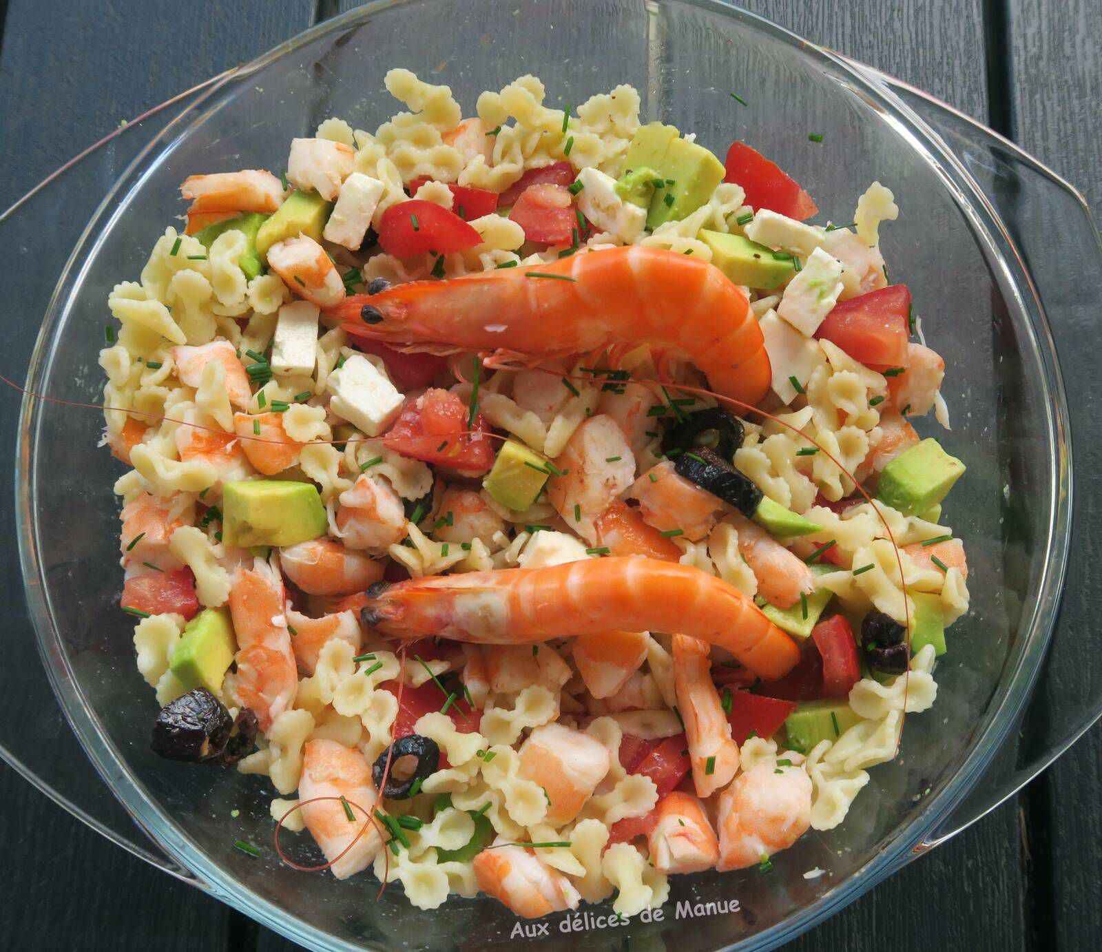 Salade de pâtes aux crevettes, avocat, tomate et feta