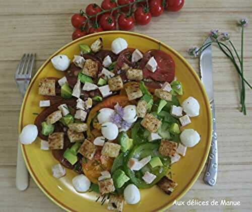 Salade de tomates et avocat à la dinde, mozzarella et croûtons aillés maison