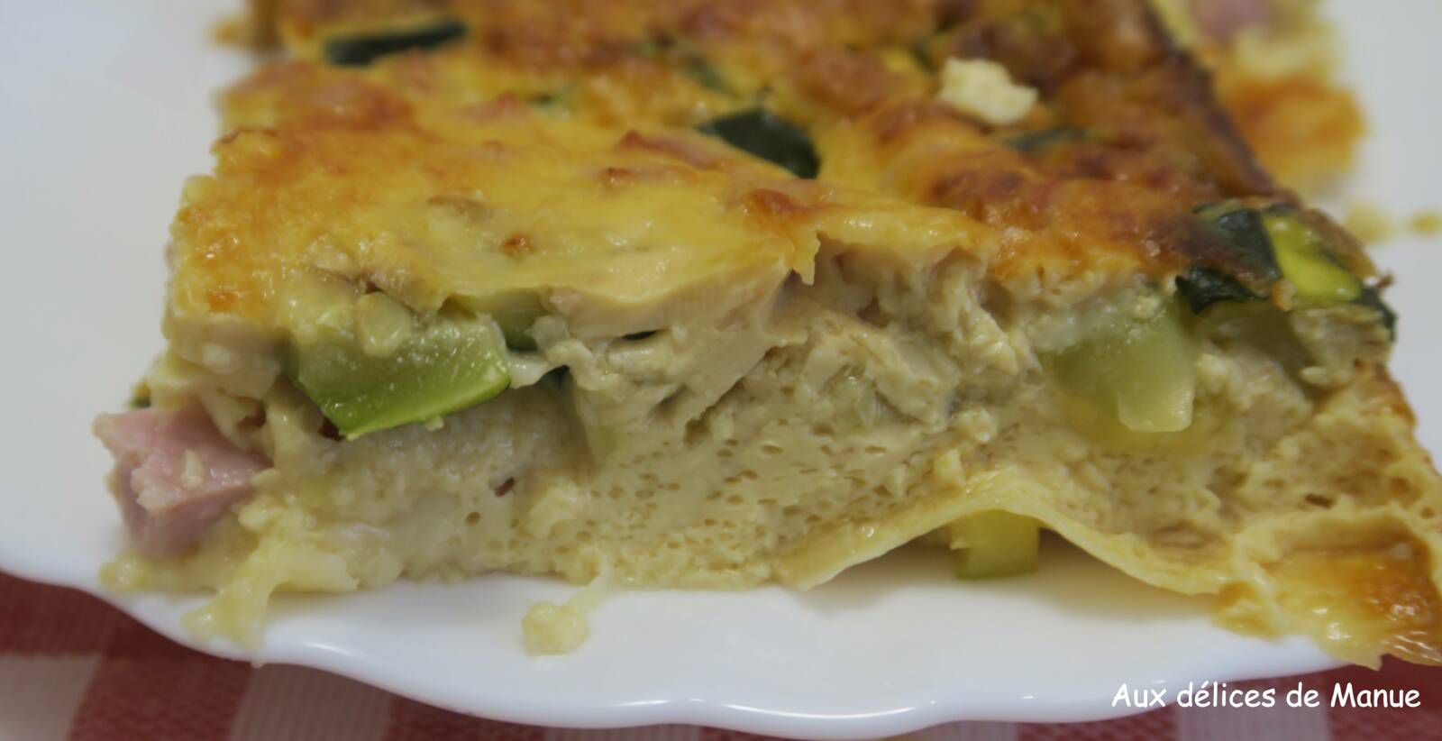 Quiche sans pâte ou flan salé au lait concentré non sucré, courgettes, dés de jambon et emmental