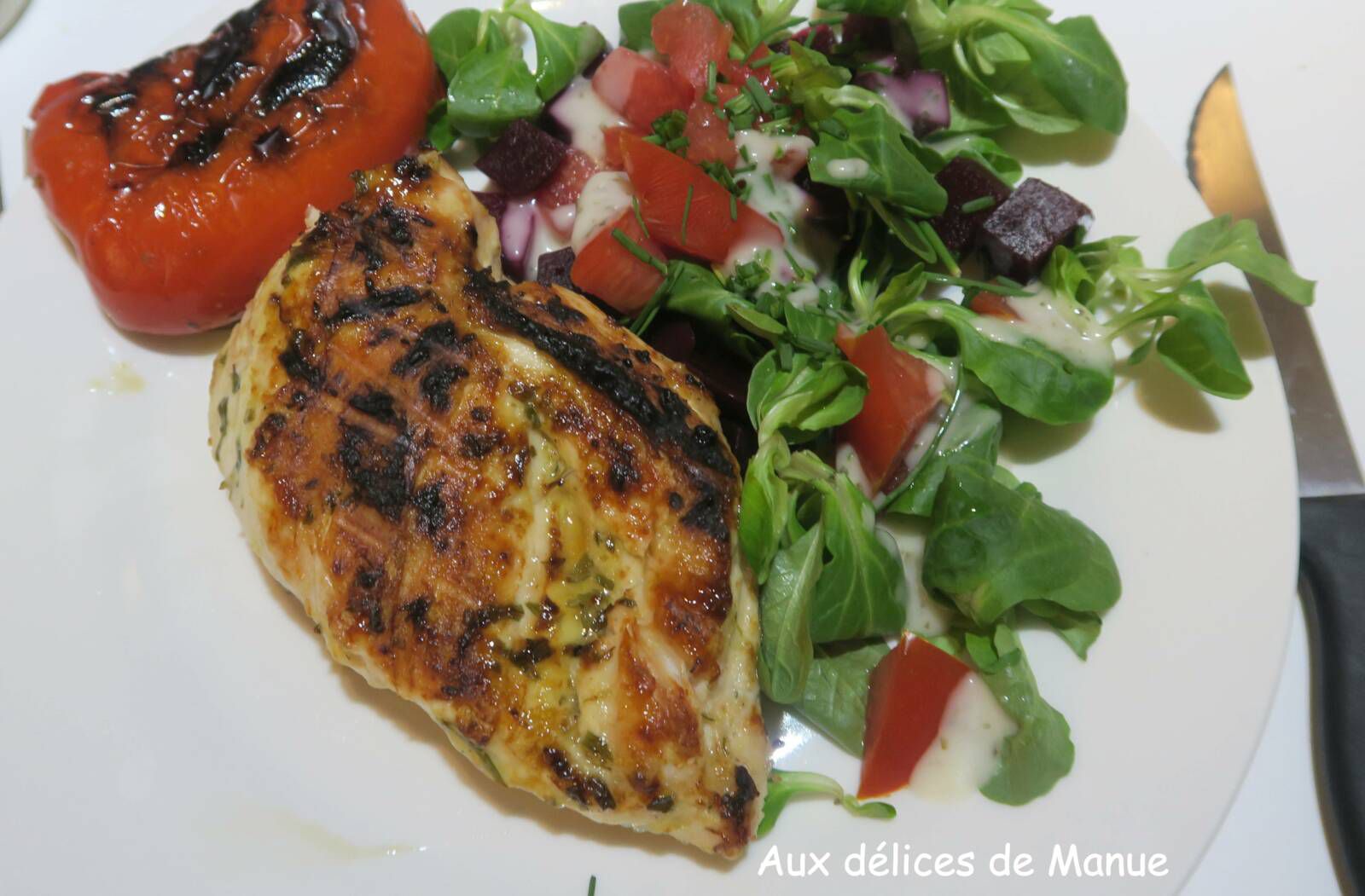 Blancs de poulet marinés  à l'huile citronnée, moutarde et estragon au BBQ