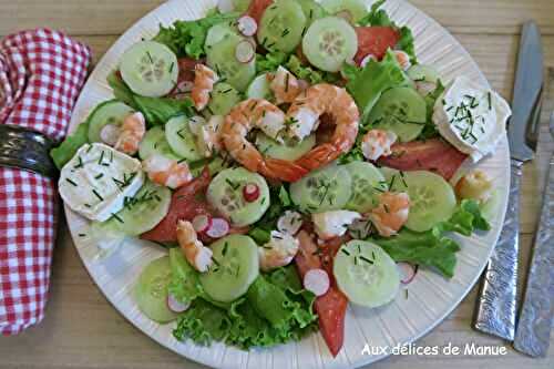 Salade de tomate et concombre au crevettes et bûche de chèvre