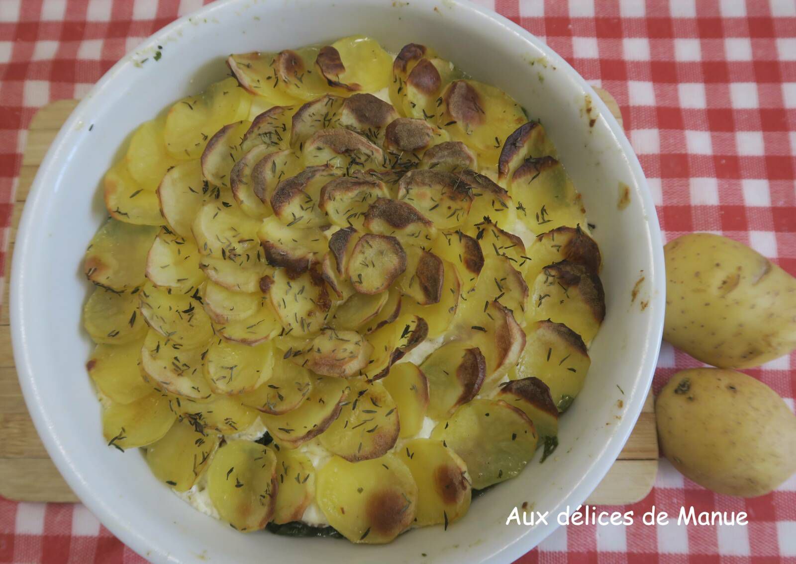 Gratin de pommes de terre et épinards au saucisson fumé à l'ail et brousse de brebis