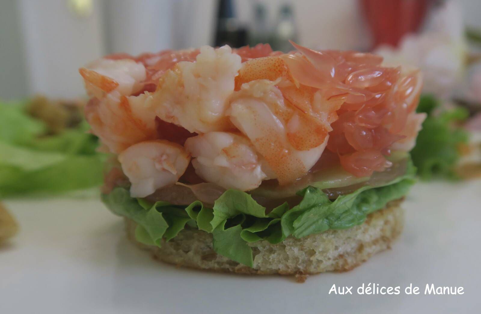 Salade de crevettes au pamplemousse et saumon fumé, sur toast grillé au beurre 