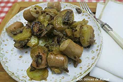 Poêlée de pommes de terre aux champignons, saucisses de Francfort et cancoillotte 