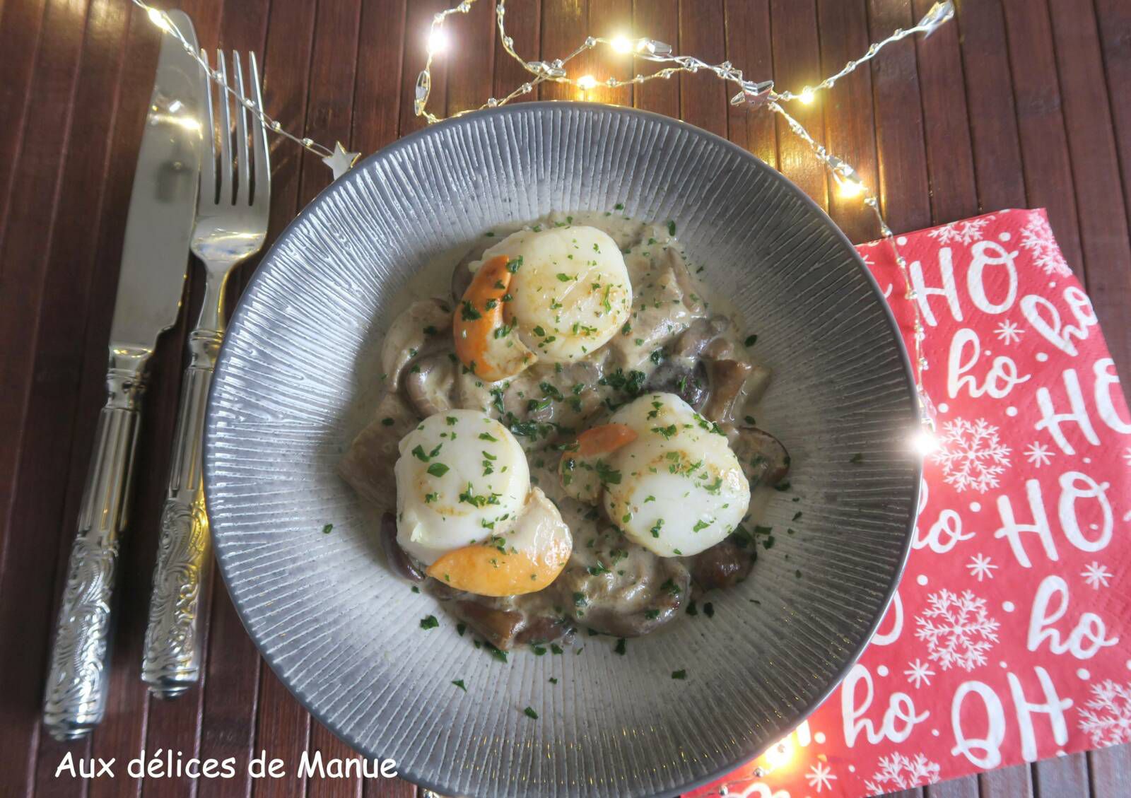 Noix de Saint-Jacques sur lit de champignons forestiers à la crème