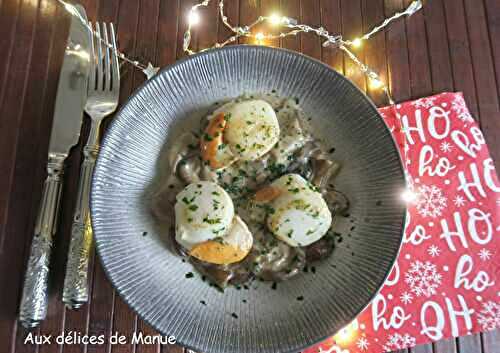 Noix de Saint-Jacques sur lit de champignons forestiers à la crème