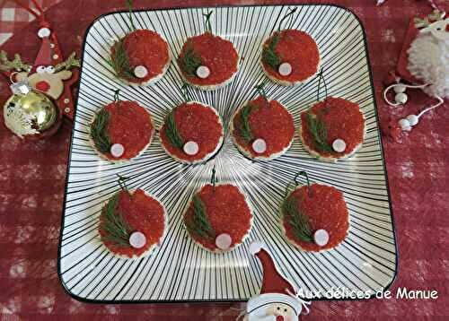 Toasts boules de Noël aux oeufs de lump rouges 