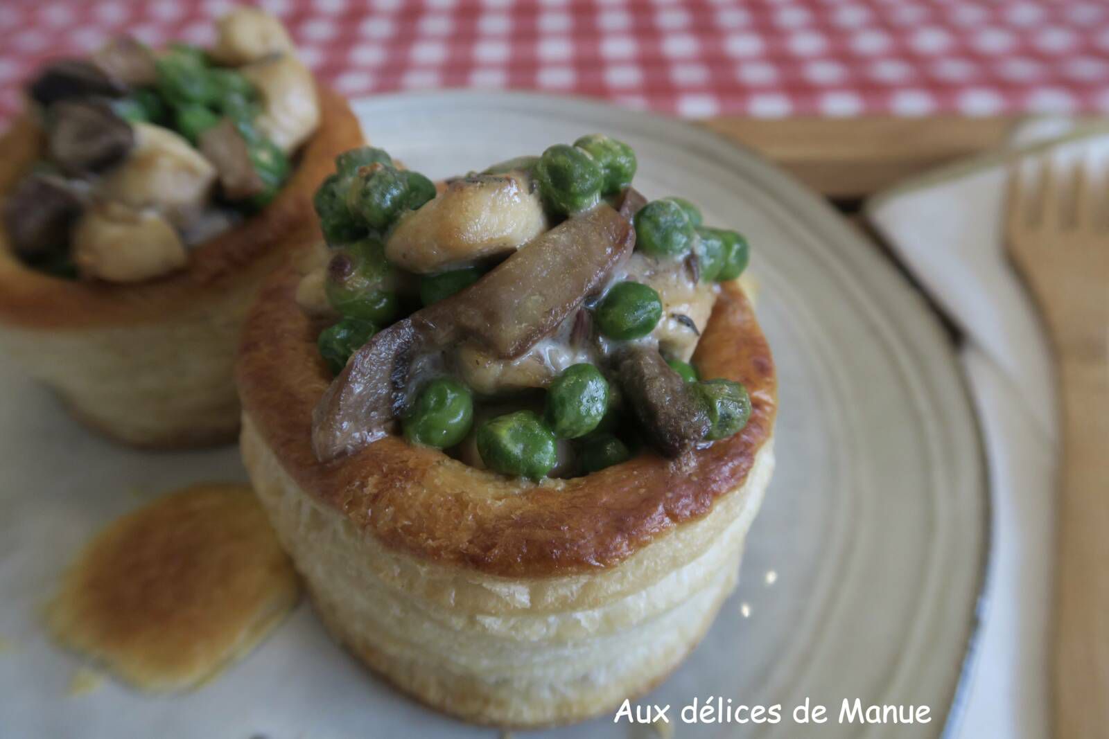 Bouchées au poulet, petits pois et champignons à la crème 