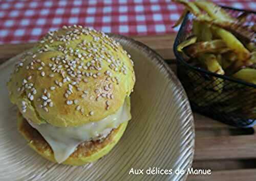 Burger à la faine de maïs et curcuma au poulet haché aux tomates séchées