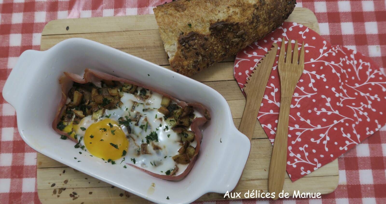 Oeuf cocotte au jambon,  pommes de terre et champignons persillés 