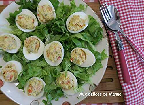 Œufs mimosa au jambon, tomates séchées et cornichons