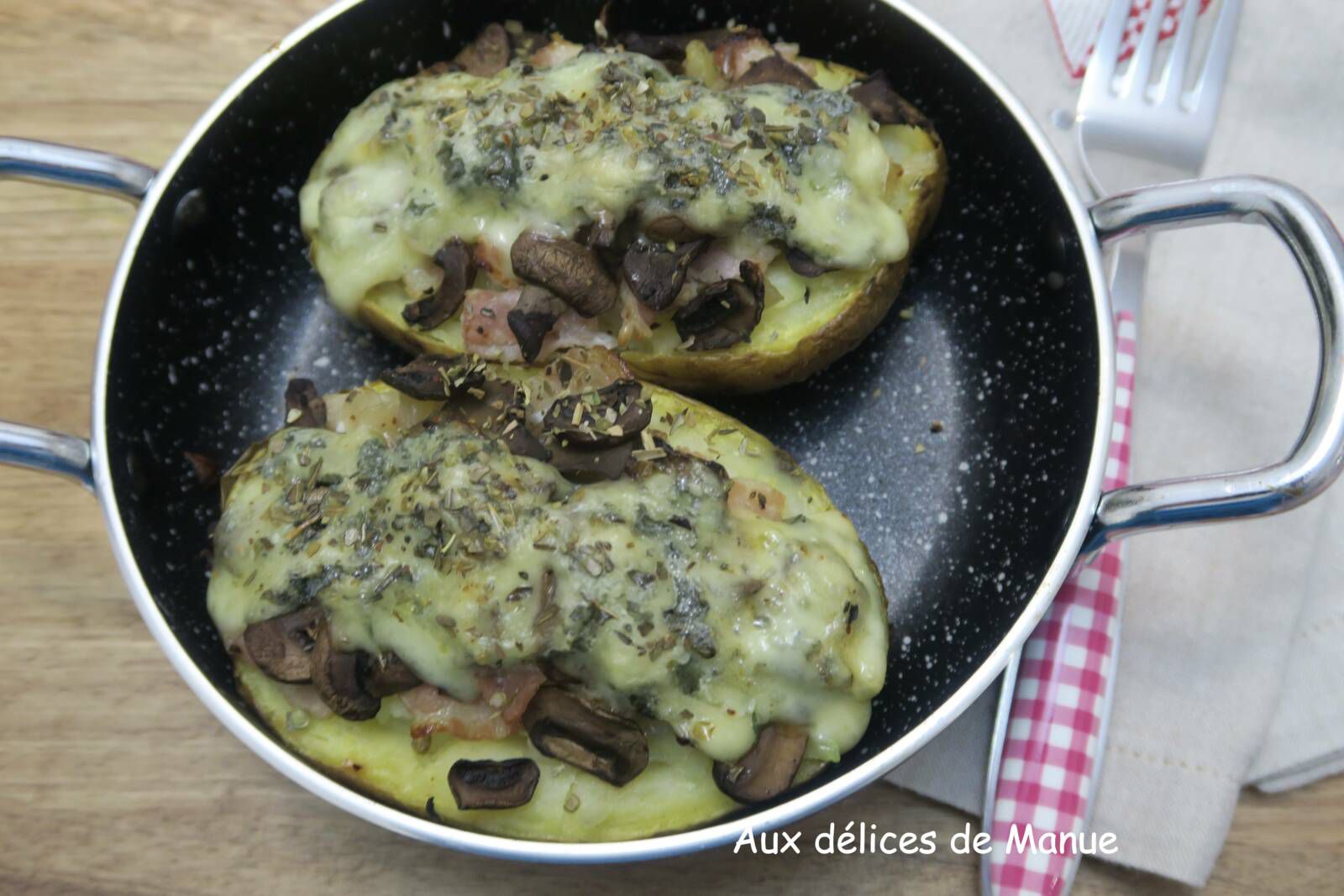Pommes de terre au four aux champignons et poitrine fumée, gratinées à la fourme de Montbrison 