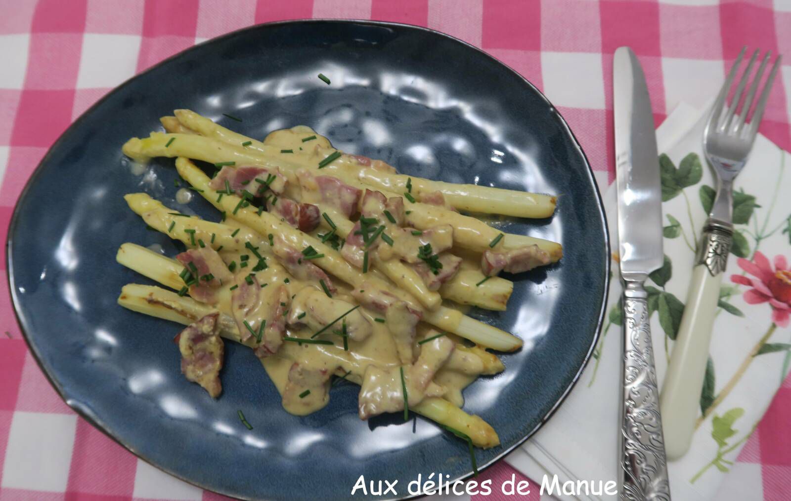 Asperges blanches à la crème de parmesan au jaune d'œuf et lardons