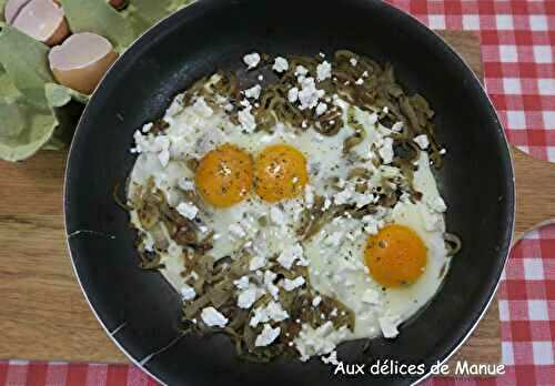 Œufs sur le plat aux oignons et feta 