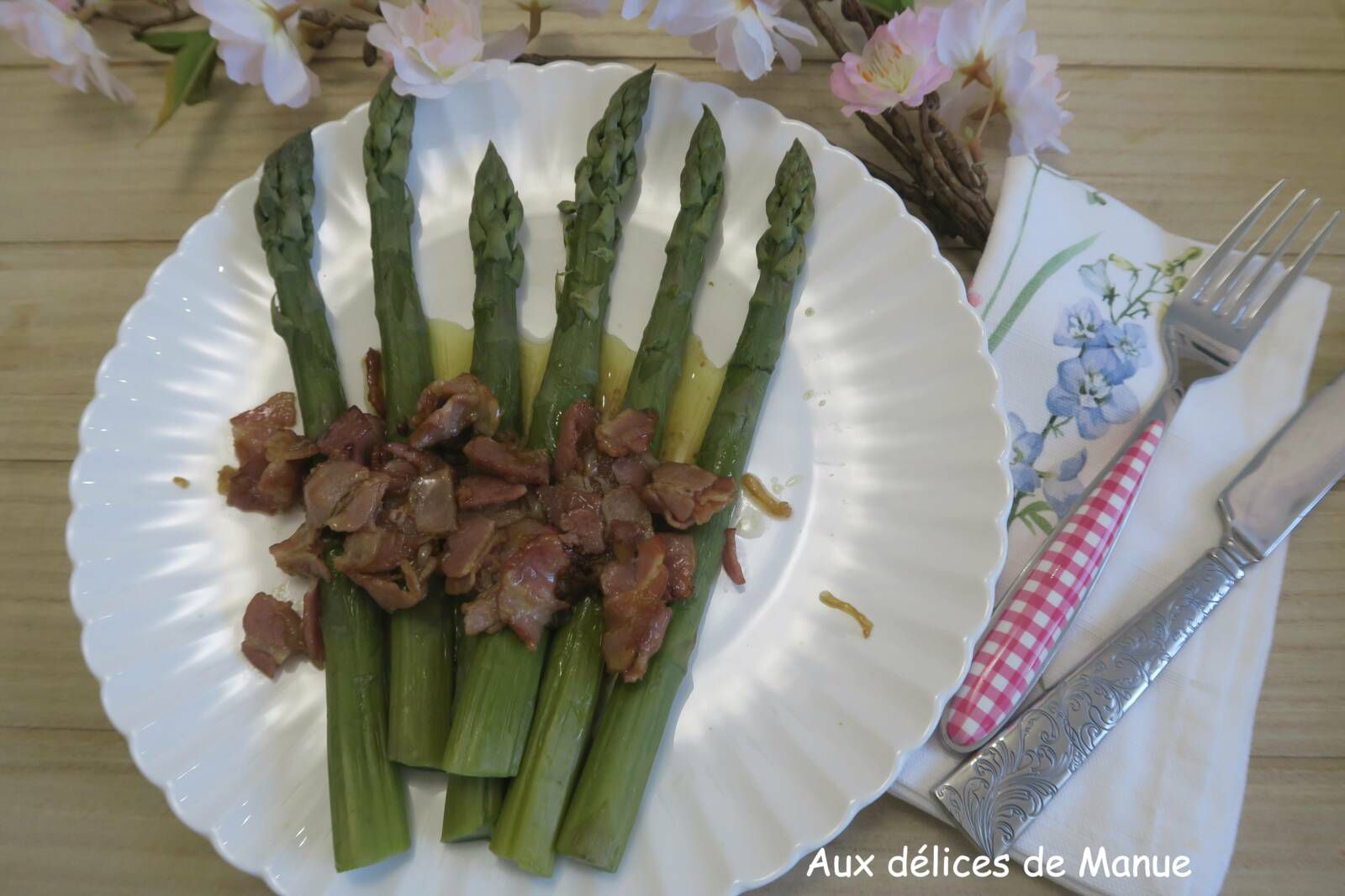 Asperges vertes à la vinaigrette tiède et poitrine fumée 