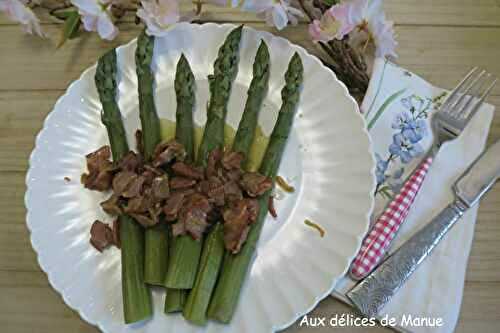Asperges vertes à la vinaigrette tiède et poitrine fumée 