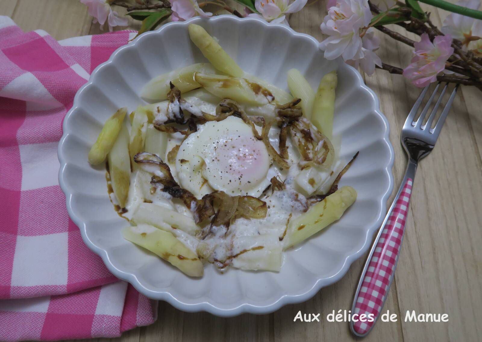 Œuf poché aux asperges en émulsion de parmesan, oignons doux caramélisés de Jean-Louis Nomicos