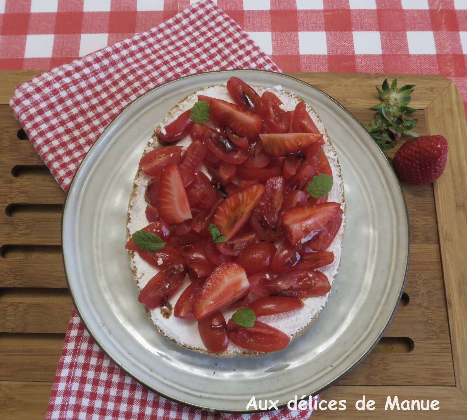 Bruschetta aux tomates cerises et fraises à la crème de vinaigre balsamique 