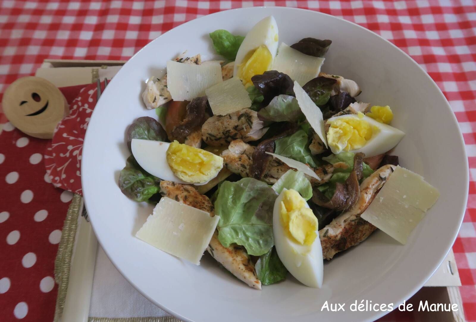 Salade au poulet grillé, tomate, œufs et anchois