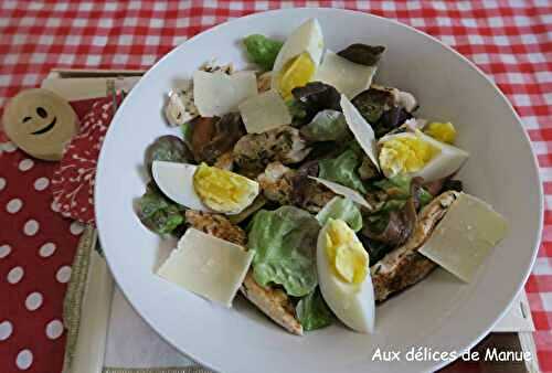 Salade au poulet grillé, tomate, œufs et anchois