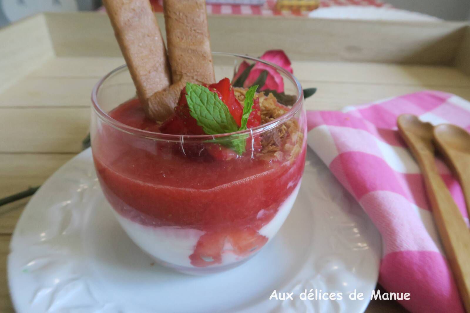 Verrine de fromage blanc aux fraises et crêpes dentelles -light