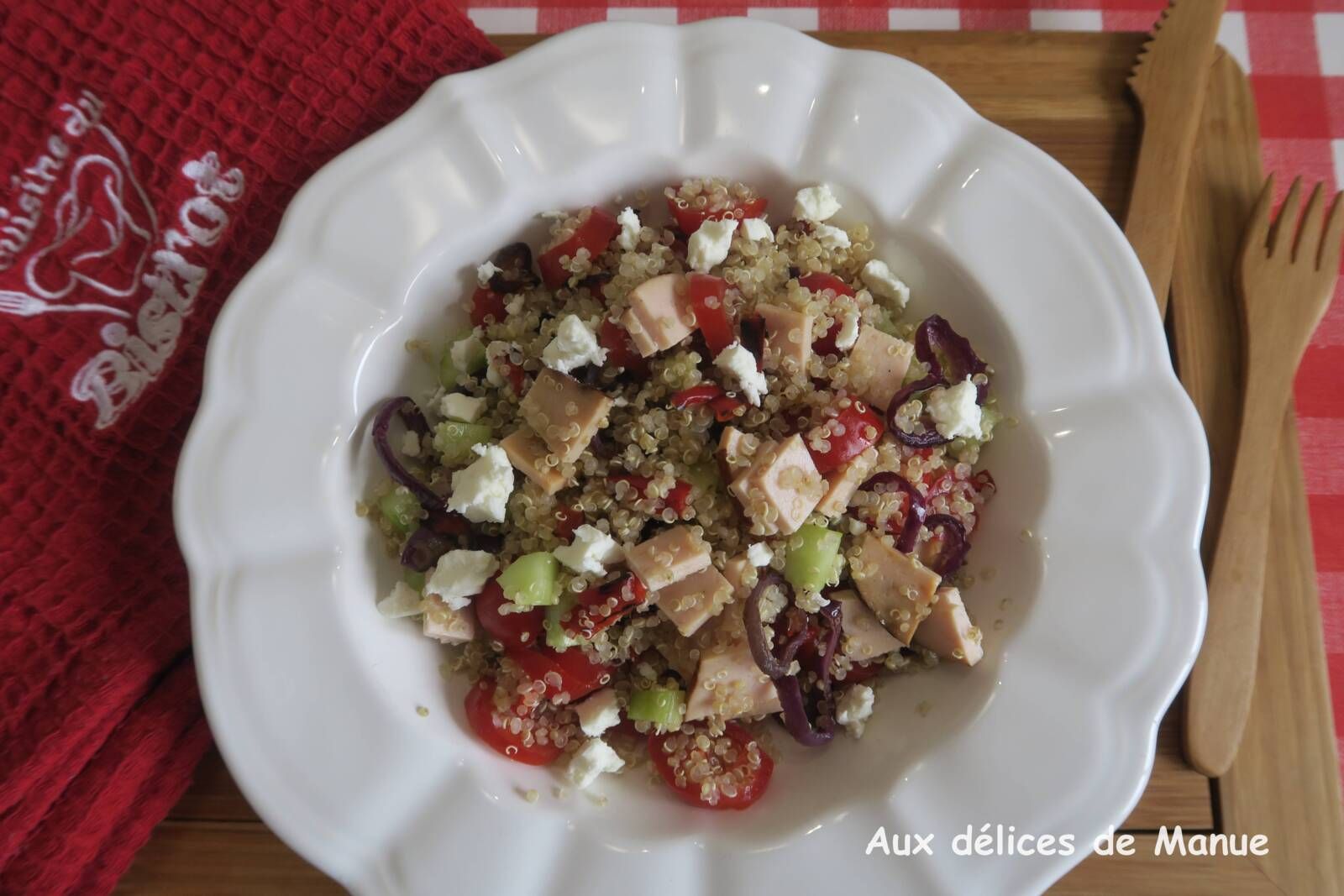Salade de quinoa au poivron et oignon grillés, concombre, tomates feta et rôti de poulet