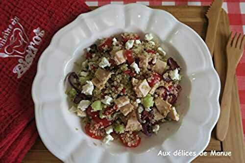 Salade de quinoa au poivron et oignon grillés, concombre, tomates feta et rôti de poulet