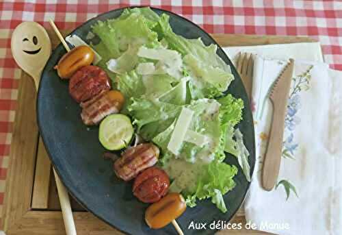 Brochettes de saucisses cocktail de francfort , poitrine fumée et tomates 