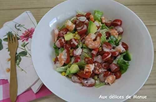 Salade à l'avocat, tomates cerises et crevettes 
