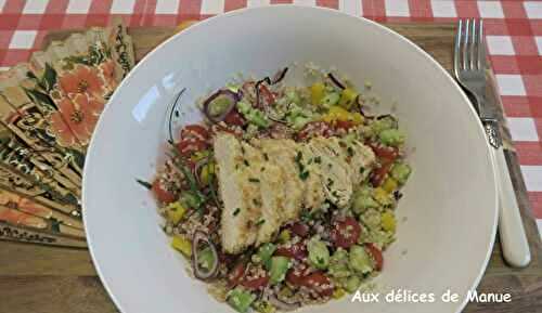 Salade de quinoa aux tomates cerises, poivron, concombre et poulet pané