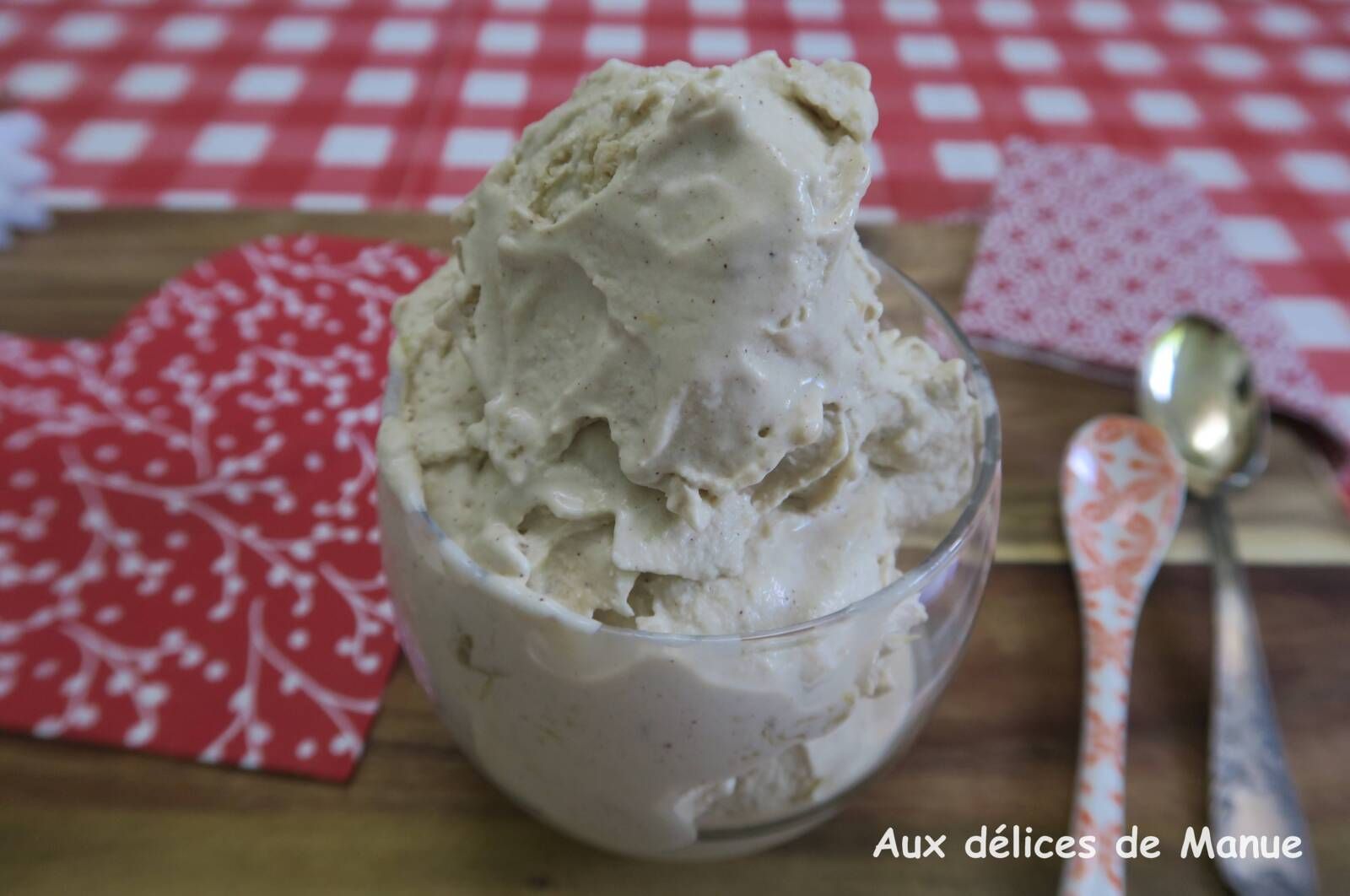 Glace à la pomme caramélisée et à la cannelle