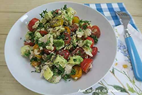 Salade d'avocat et tomates cerises au thon et graines de chia 