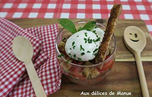 Verrines de tomates à  la burrata et croûtons 