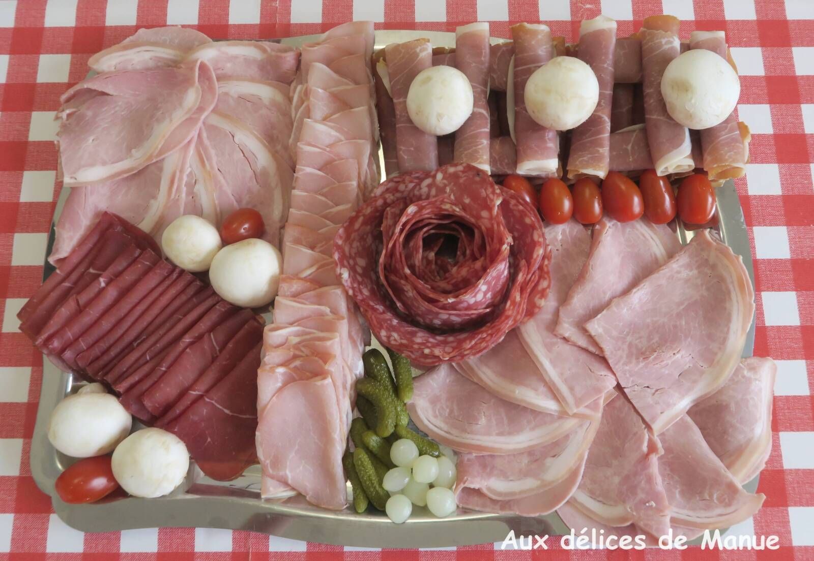 Présentation de 2 plateaux de charcuterie
