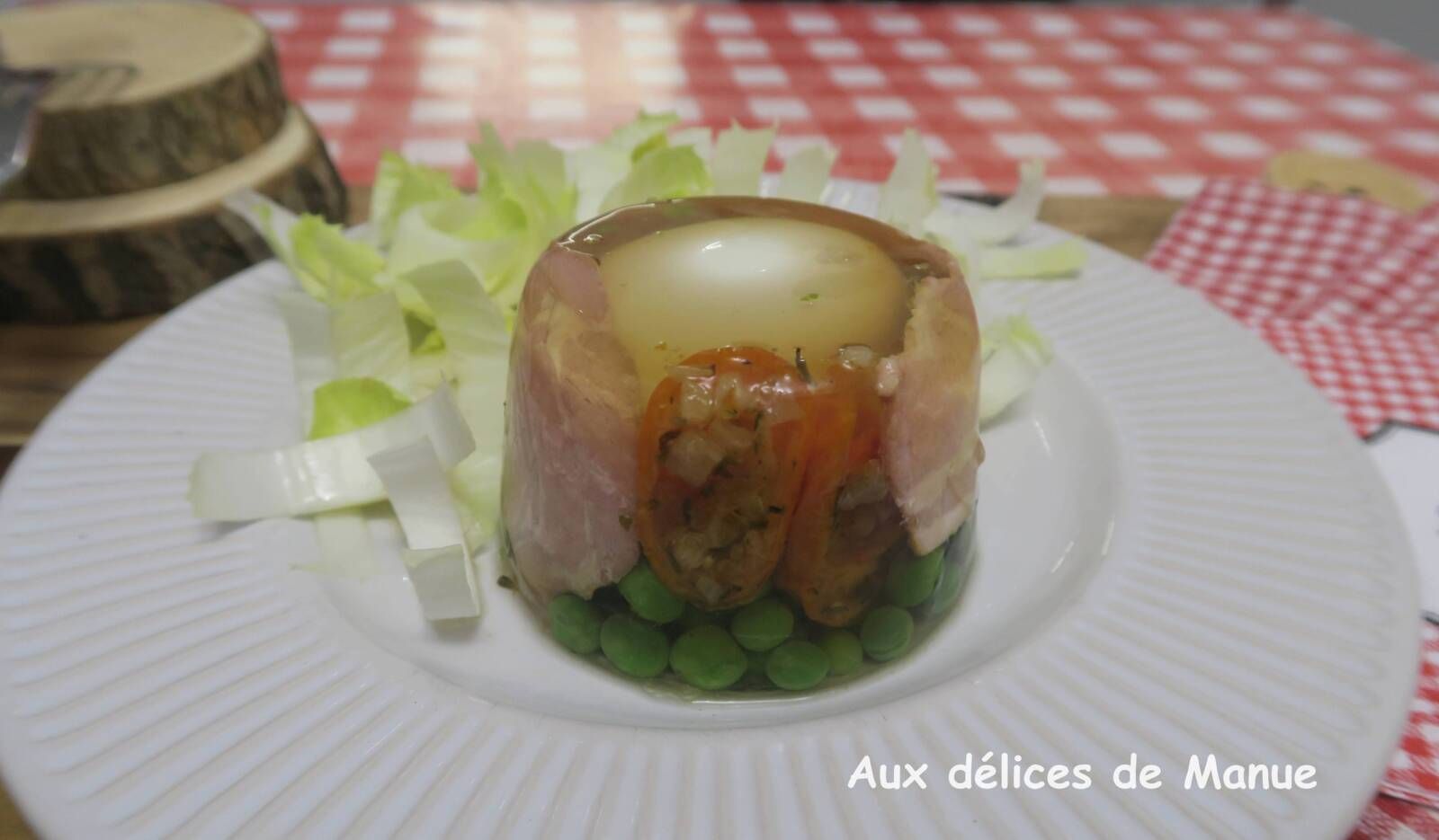 Œuf mollet en gelée ou aspic à la poitrine fumée et petits pois 