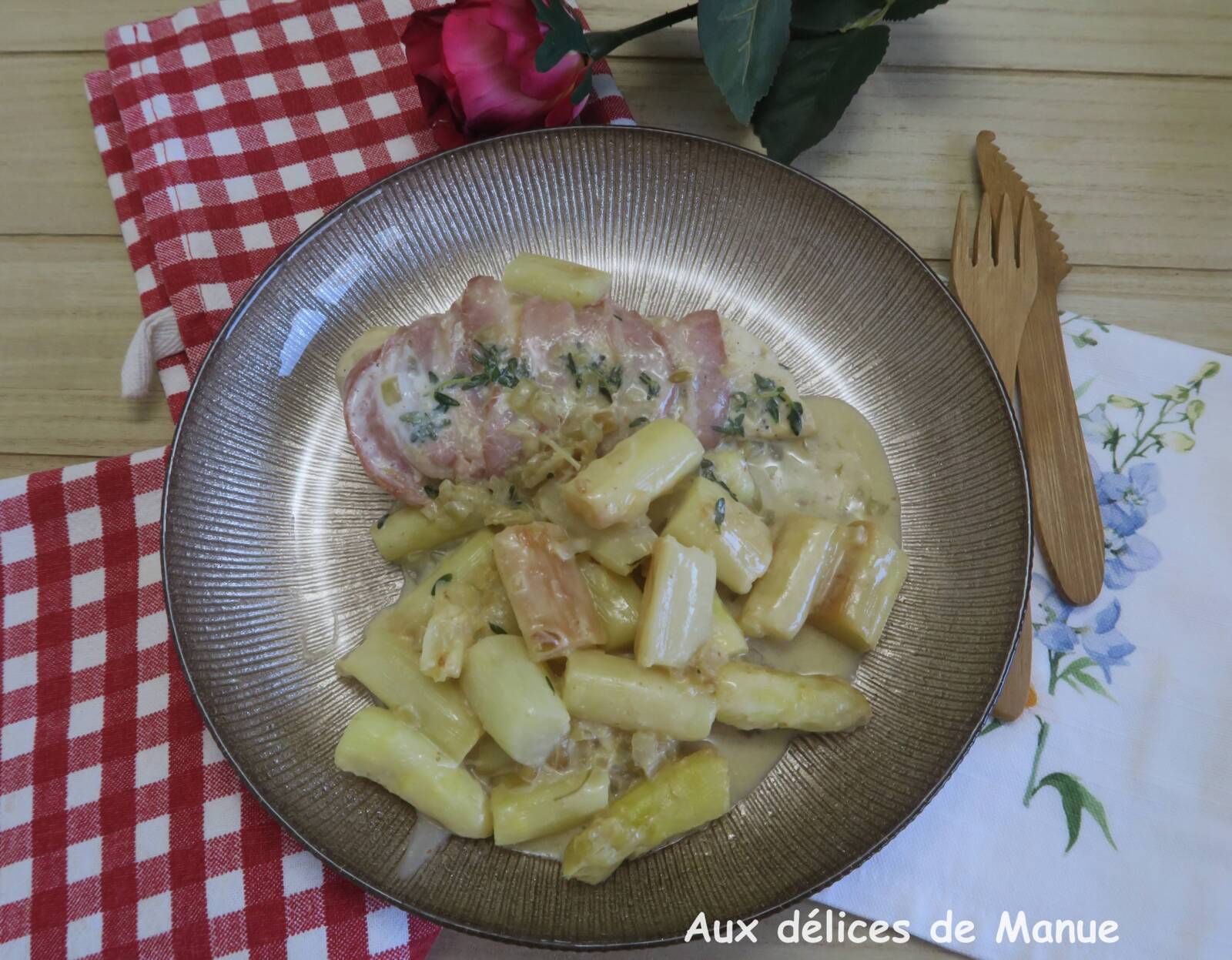 Blanc de poulet enlardé aux asperges crémeuses 