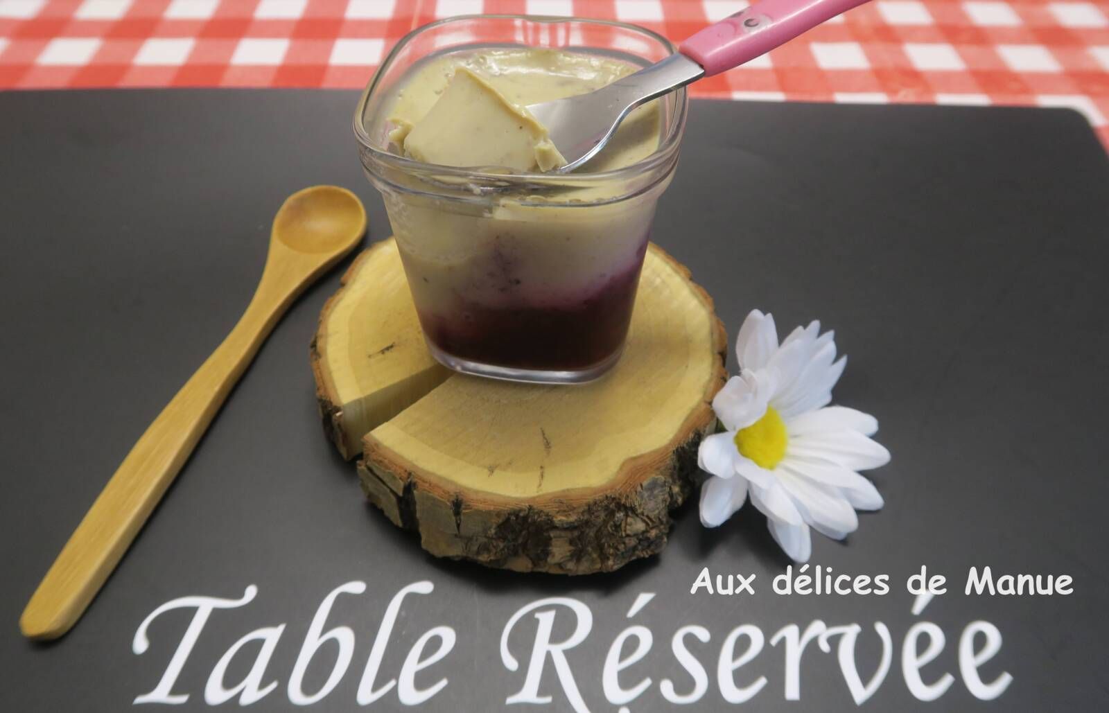 Crèmes à la pistache sur lit de fruits rouges, à la yaourtière