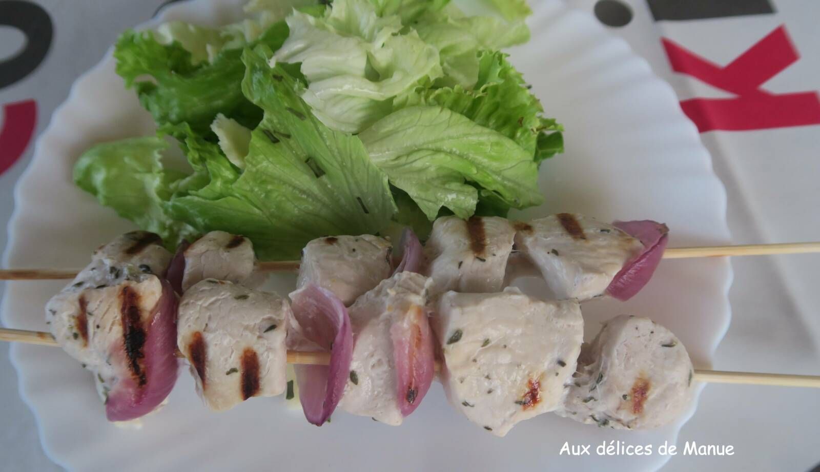Brochettes de dinde et oignon rouge, marinées au lait de coco 