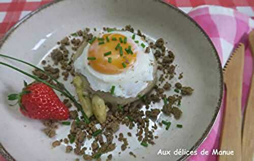 Panna cotta d'asperges au crumble de parmesan et œuf mollet 