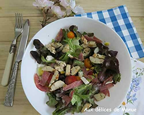 Salade au poulet, bacon, tomates cerises et avocat 