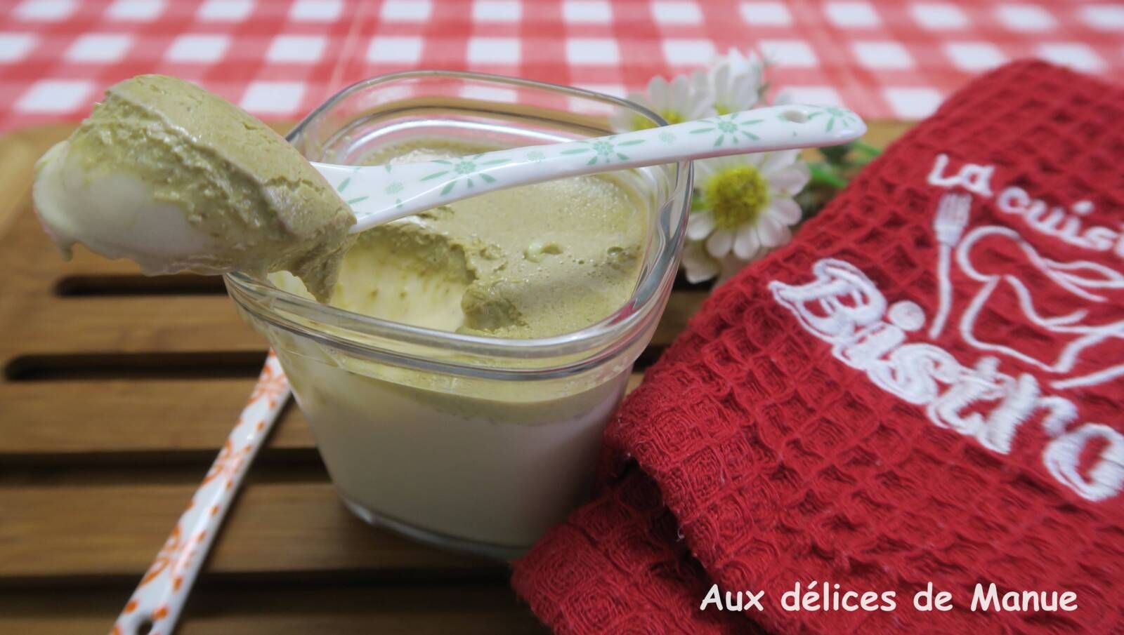 Yaourts à la pistache et raisins secs au lait concentré, à la yaourtière