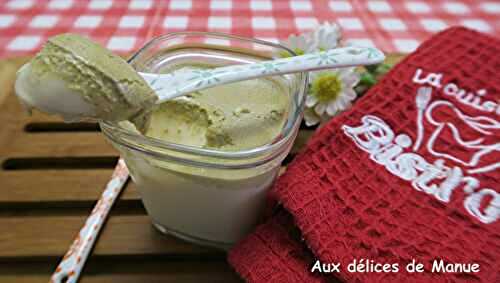 Yaourts à la pistache et raisins secs au lait concentré, à la yaourtière